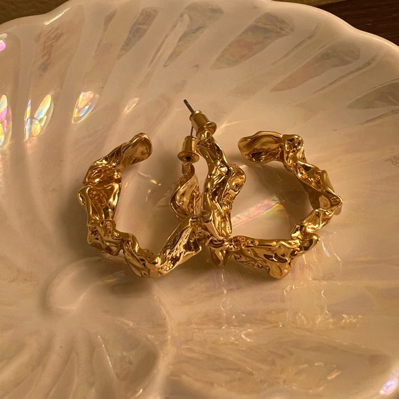 Amber Seats Carolina Gold Hoop Earrings - Picture 7 of 7